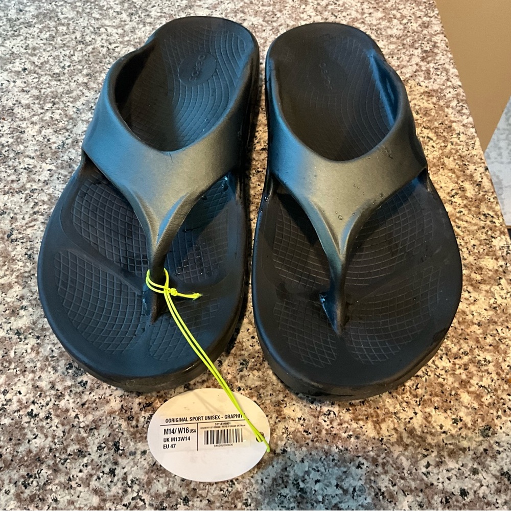 Men’s OOFOS Size 14 Black and Silver Worn once